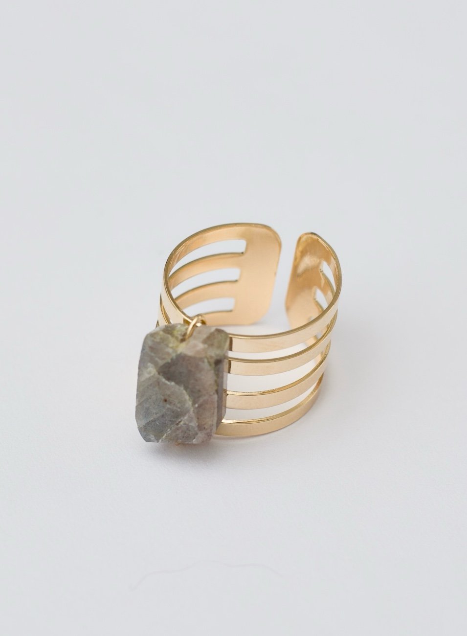 ANEL GEOMETRICO PEDRA OPALA BANHO OURO 