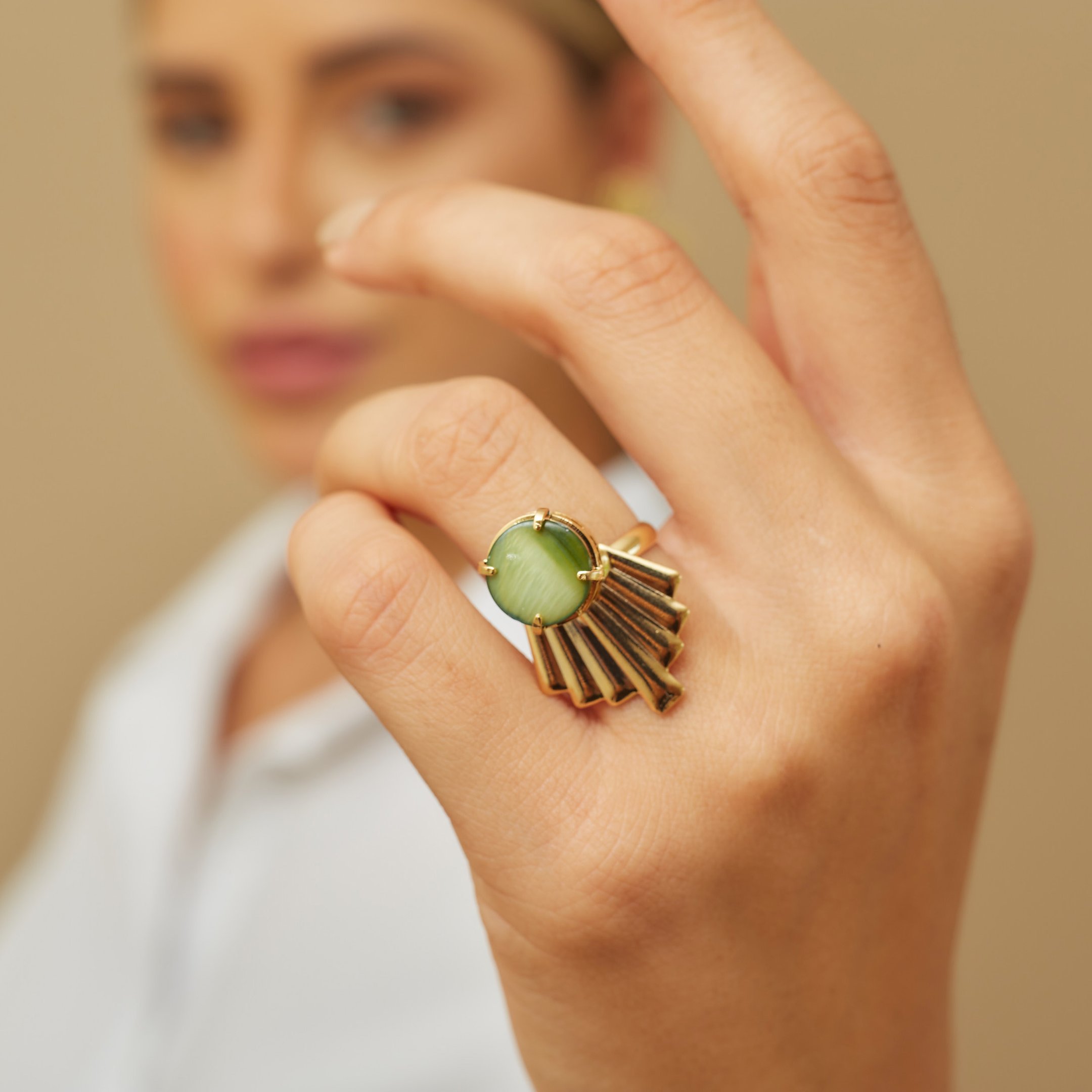 ANEL GOYA MADREPÉROLA VERDE M BANHO OURO