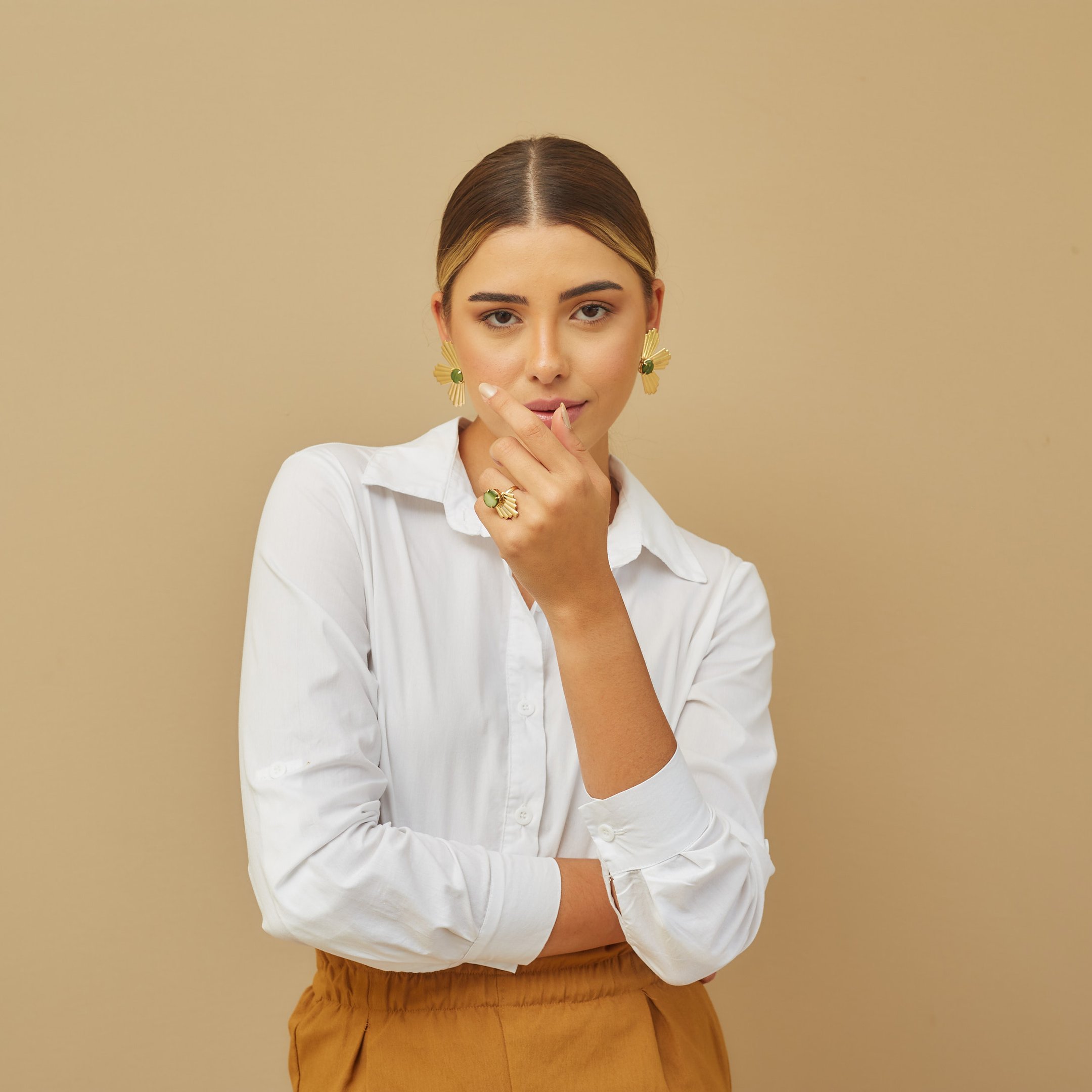 ANEL GOYA MADREPÉROLA VERDE M BANHO OURO