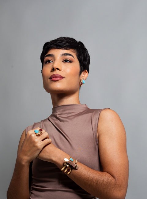 ANEL ÍCONE CRISTAIS TURQUESA E ROSA FUSCIA BANHO OURO