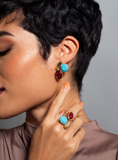 ANEL ÍCONE CRISTAIS TURQUESA E ROSA FUSCIA BANHO OURO