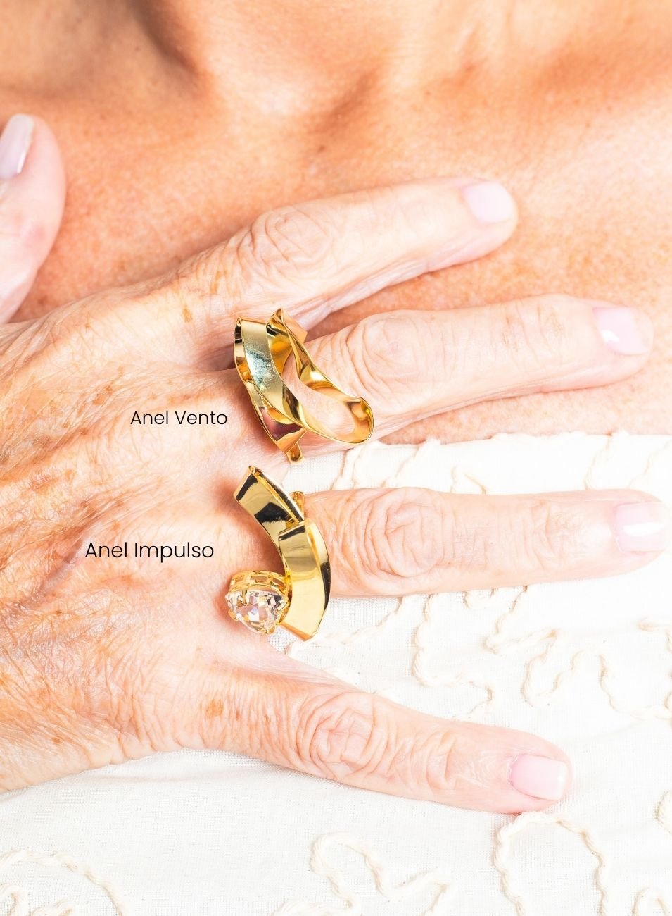 ANEL IMPULSO ESCULTURAL E TRIÂNGULO BANHO OURO