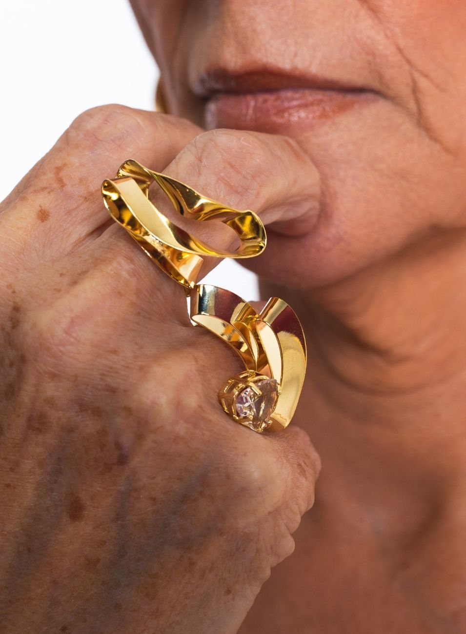 ANEL IMPULSO ESCULTURAL E TRIÂNGULO BANHO OURO