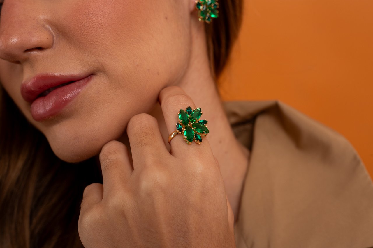 ANEL ÍRIS CRISTAL VERDE ESMERALDA BANHO OURO