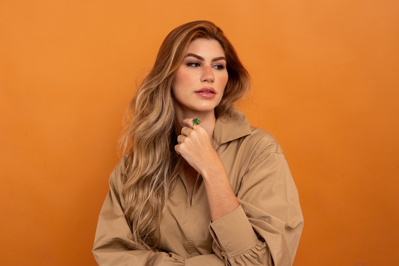 ANEL ÍRIS CRISTAL VERDE ESMERALDA BANHO OURO