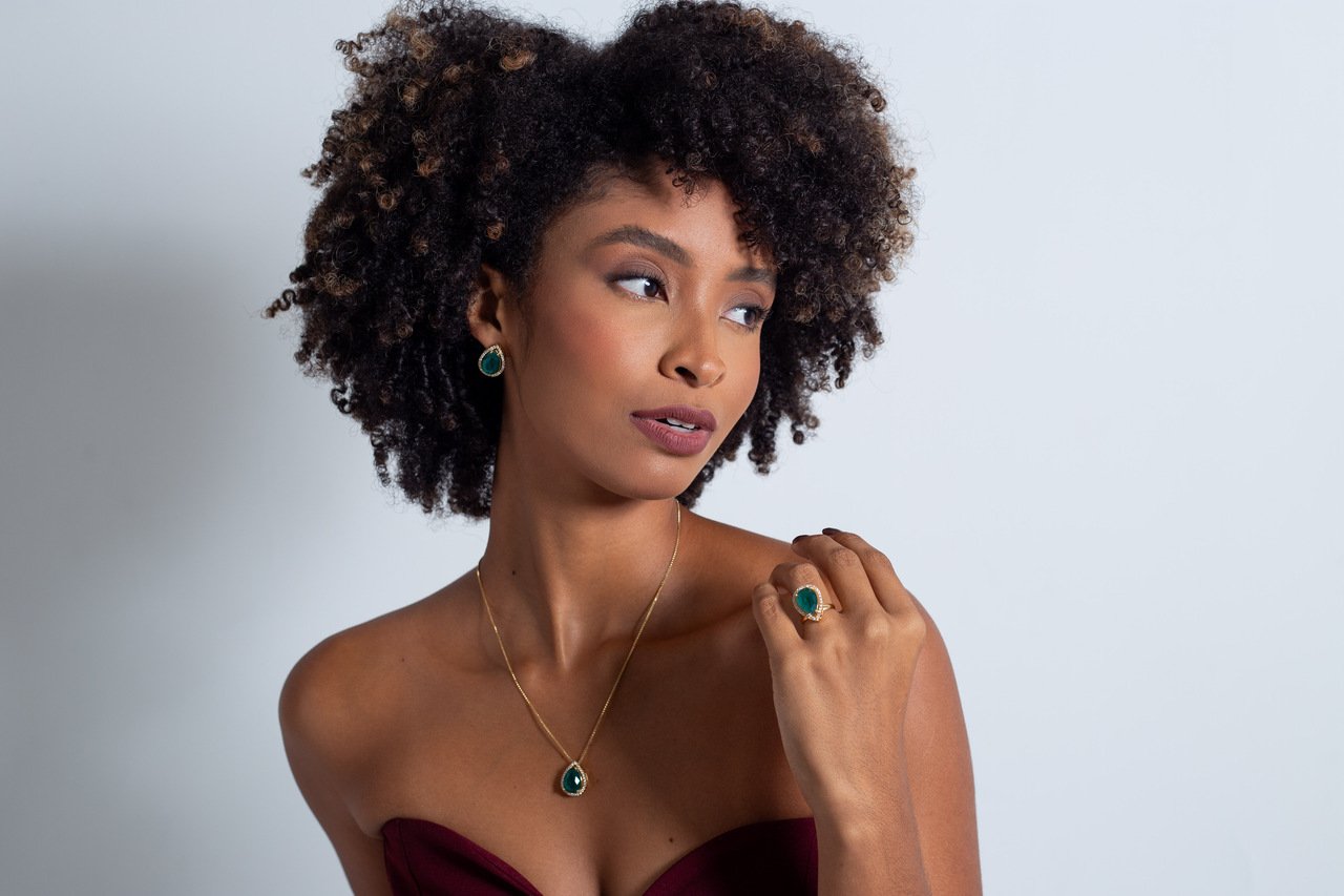 ANEL MABÊ CRISTAL GOTA VERDE OPACO BANHO OURO