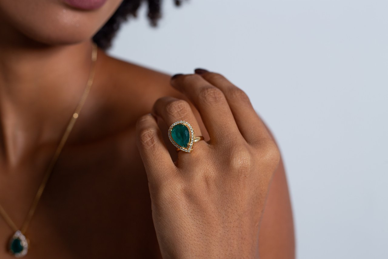 ANEL MABÊ CRISTAL GOTA VERDE OPACO BANHO OURO