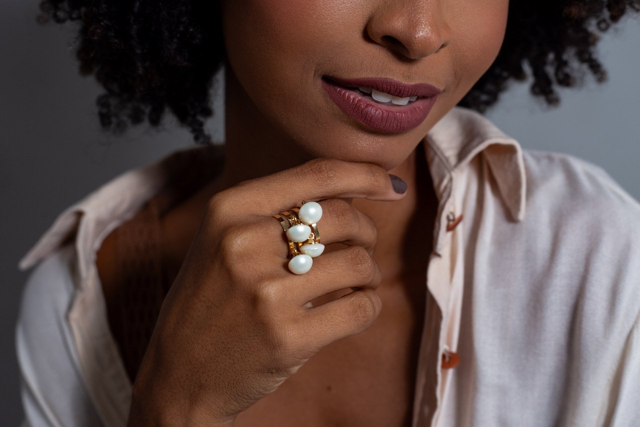 ANEL MAORI PÉROLAS SHELL MABÊ BANHO OURO