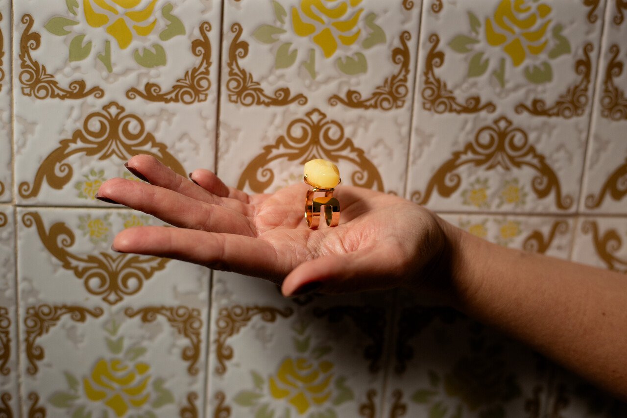 ANEL MÍSTICO PEDRA RESINADA AMARELA BANHO OURO