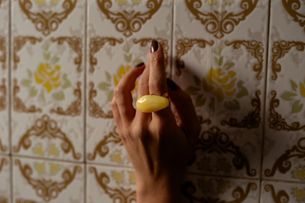 ANEL MÍSTICO PEDRA RESINADA AMARELA BANHO OURO