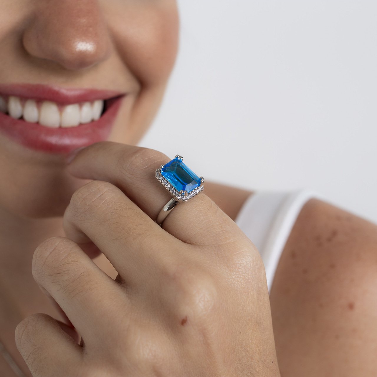 ANEL OCEAN CRISTAL AZUL ROYAL BANHO RÓDIO BRANCO