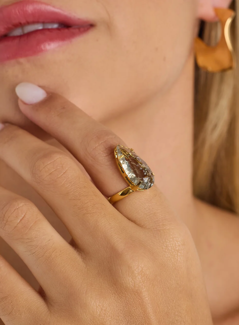 ANEL OLIVIA CRISTAL GOTA CINZA BANHO OURO