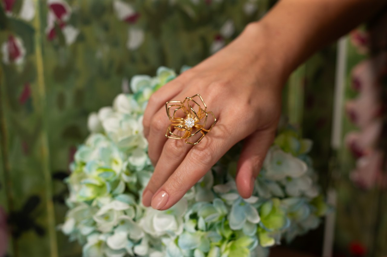 ANEL PETALINA FLOR DE LÓTUS 3D ZIRCONIA COM BANHO OURO