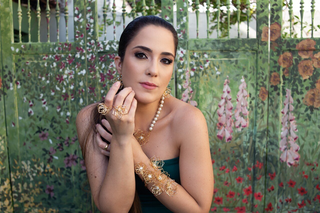 ANEL PETALINA FLOR DE LÓTUS 3D ZIRCONIA COM BANHO OURO