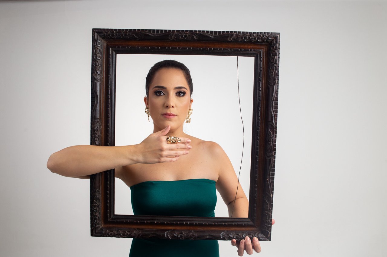 ANEL SERENA COM FLORES HORTÊNCIA COM BANHO OURO