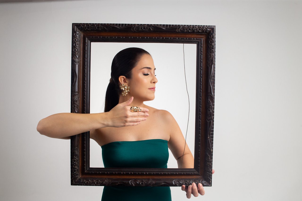 ANEL SERENA COM FLORES HORTÊNCIA COM BANHO OURO