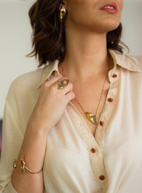 ANEL SHELL CRISTAL CINZA FUSION BANHO OURO