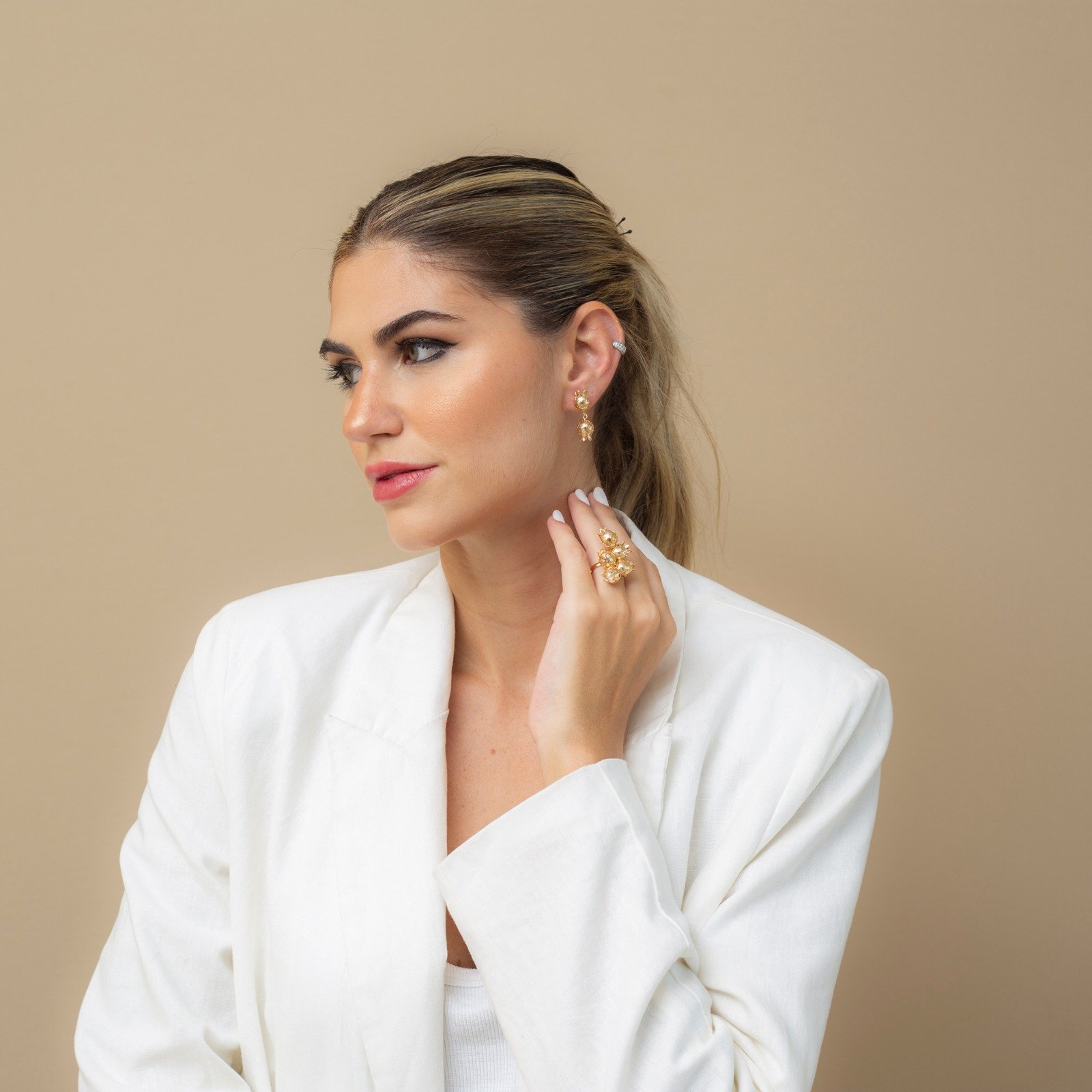 ANEL TULIPA PÉROLA BANHO OURO