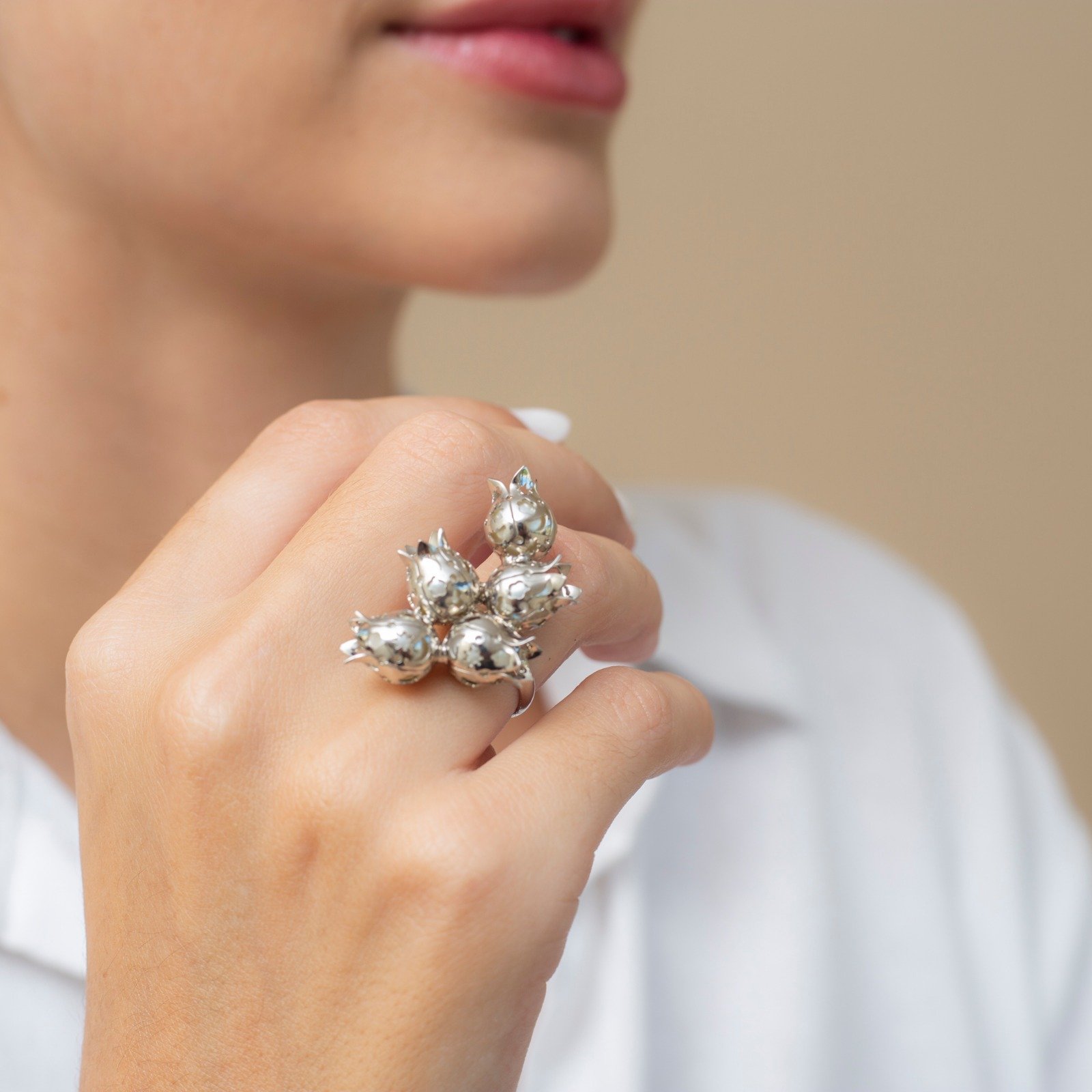 ANEL TULIPA PÉROLA BANHO RÓDIO BRANCO