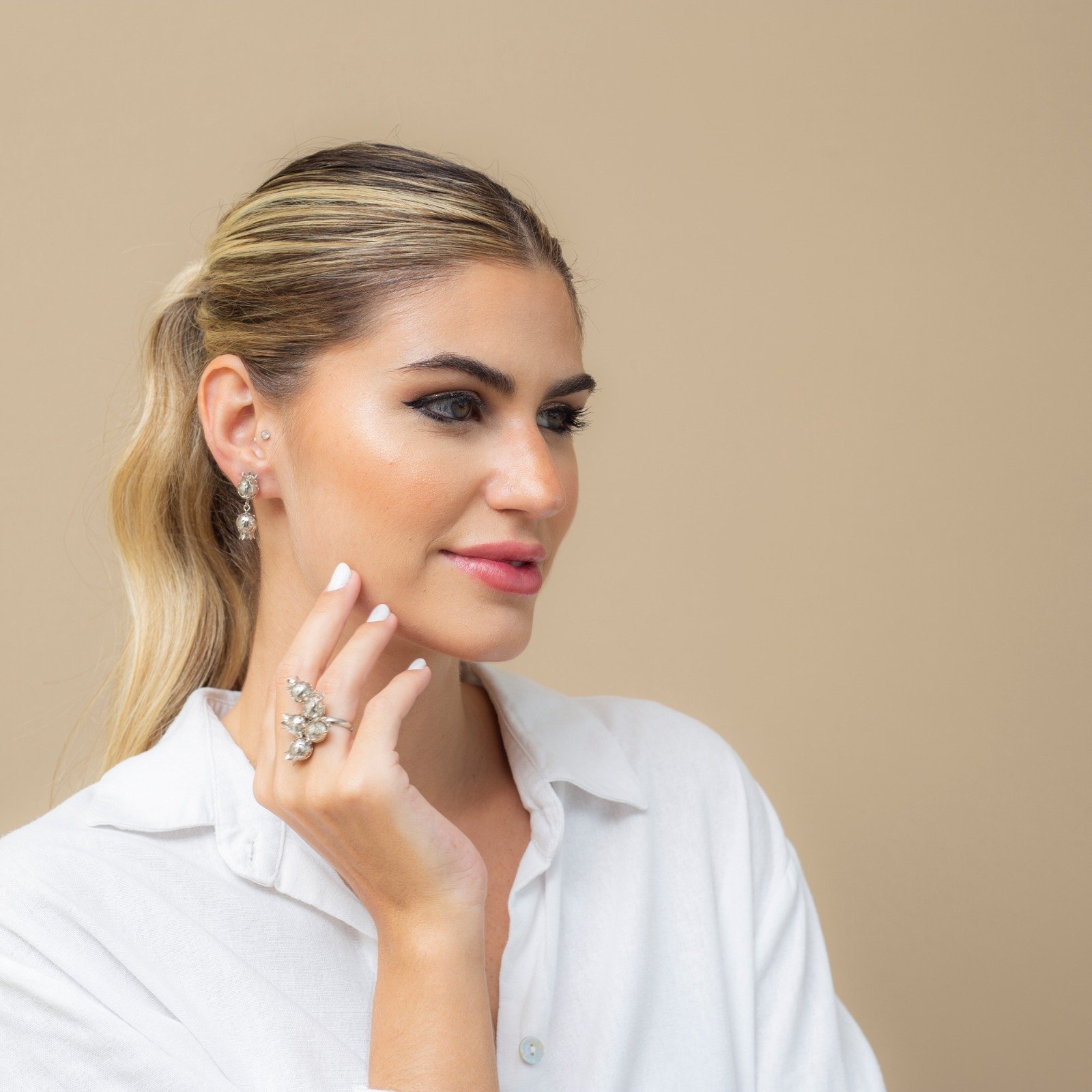 ANEL TULIPA PÉROLA BANHO RÓDIO BRANCO