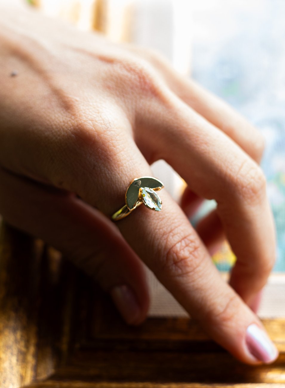 ANEL UNO ESCAMA CRISTAL AZUL BANHO OURO