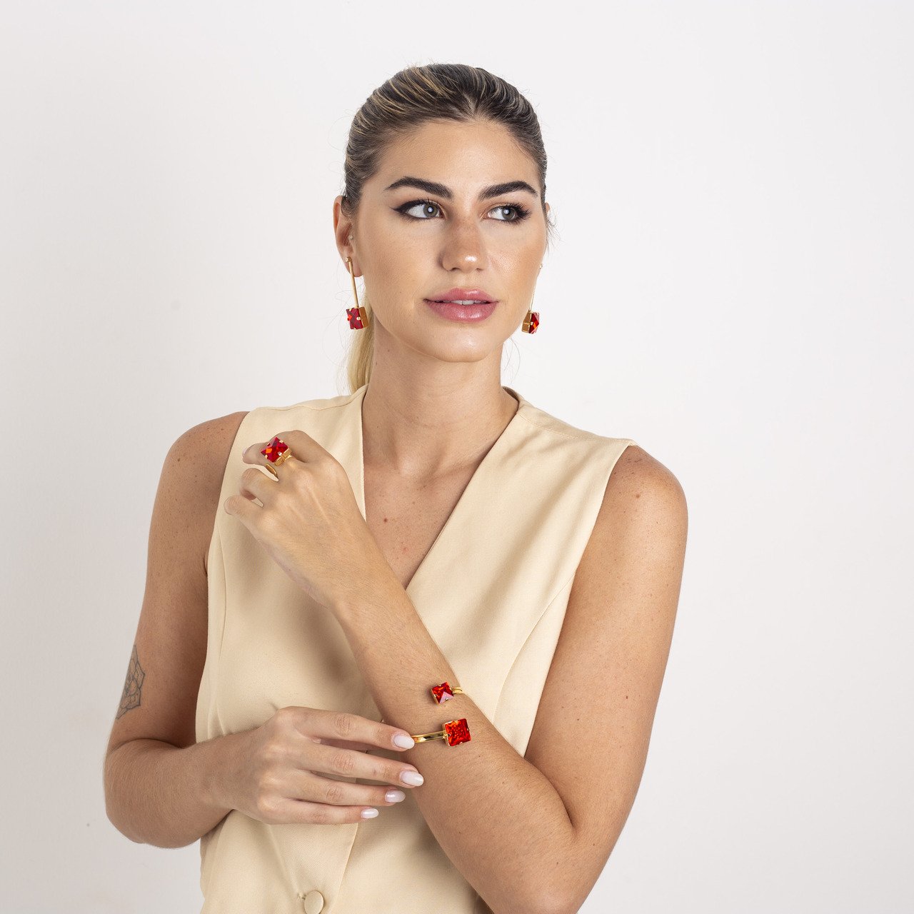 ANEL VIVI SWAROVSKI VERMELHO BANHO OURO