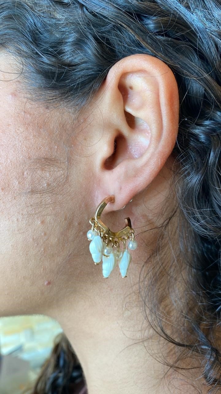 ARGOLA MARIA PINGENTES BUZIOS PÉROLAS BANHO OURO