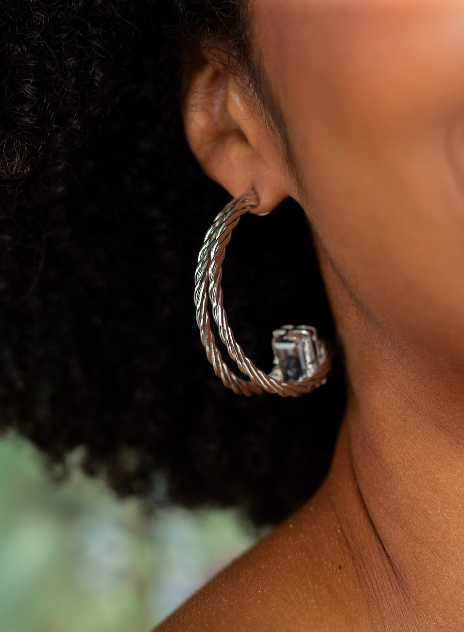 ARGOLA RAIZ TRANÇADO CRISTAL MORGANITA COM BANHO RÓDIO BRANCO