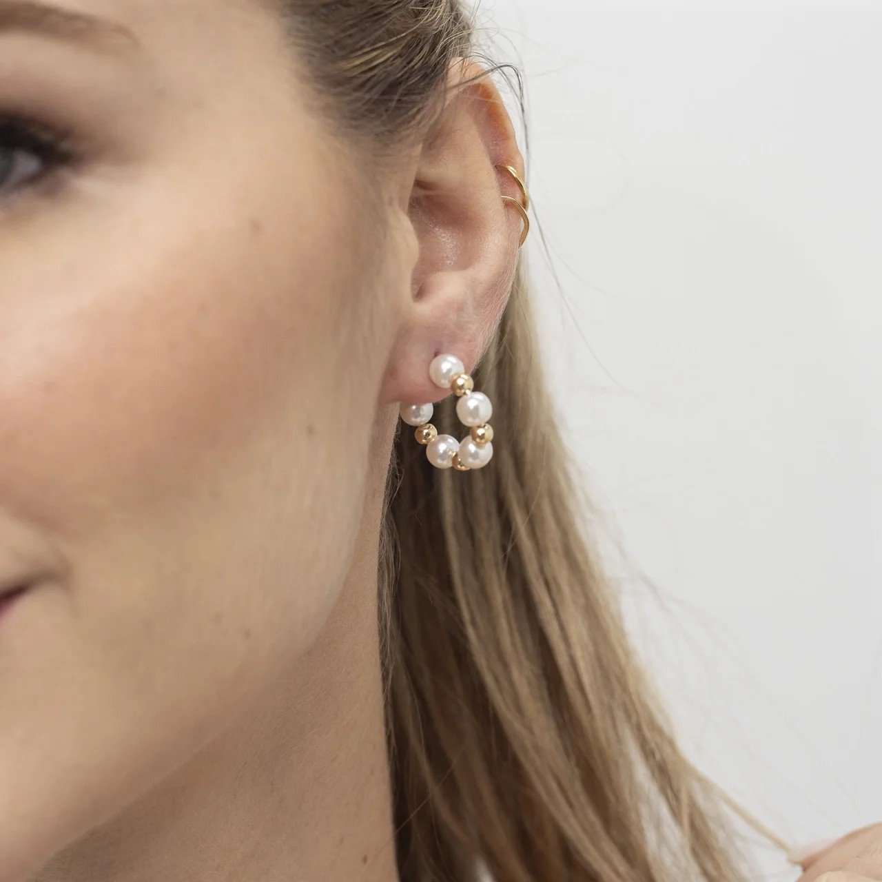 ARGOLAS JULIE M PÉROLAS BOLAS METAL COM BANHO OURO