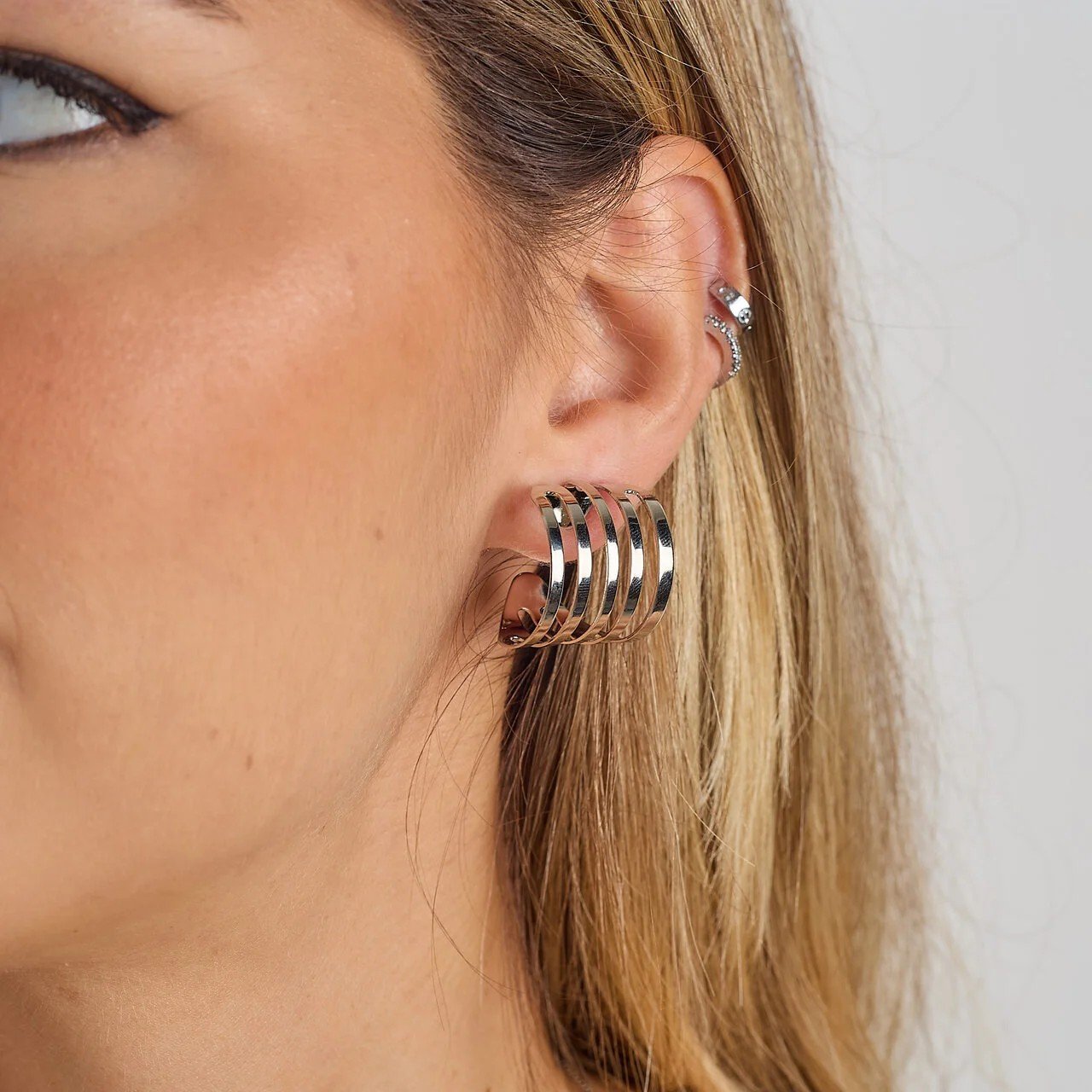 ARGOLAS LAVINIA LARGAS METAL VAZADO BANHO RÓDIO BRANCO