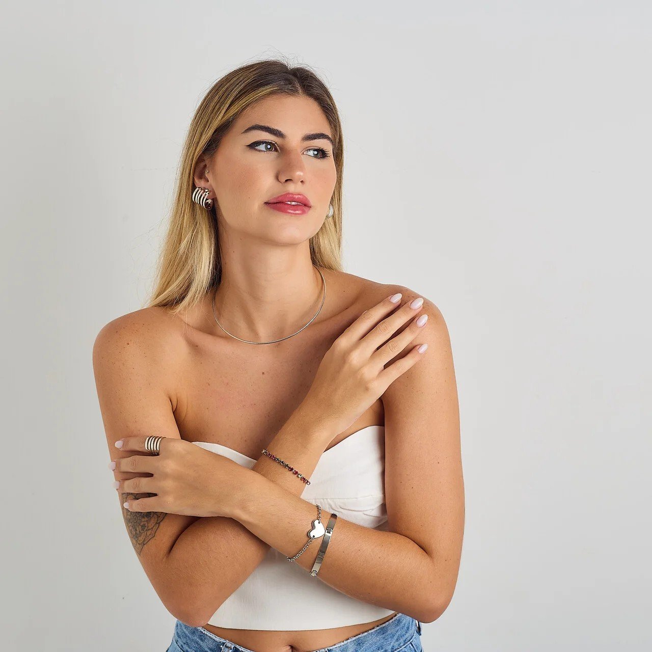 ARGOLAS LAVINIA LARGAS METAL VAZADO BANHO RÓDIO BRANCO