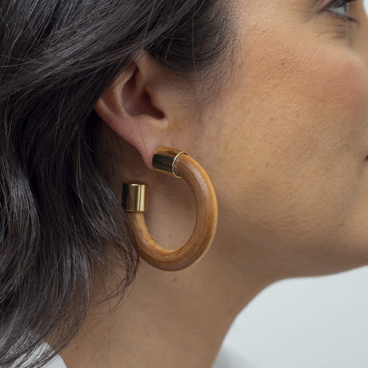 ARGOLAS MADEIRA MARROM BANHO OURO