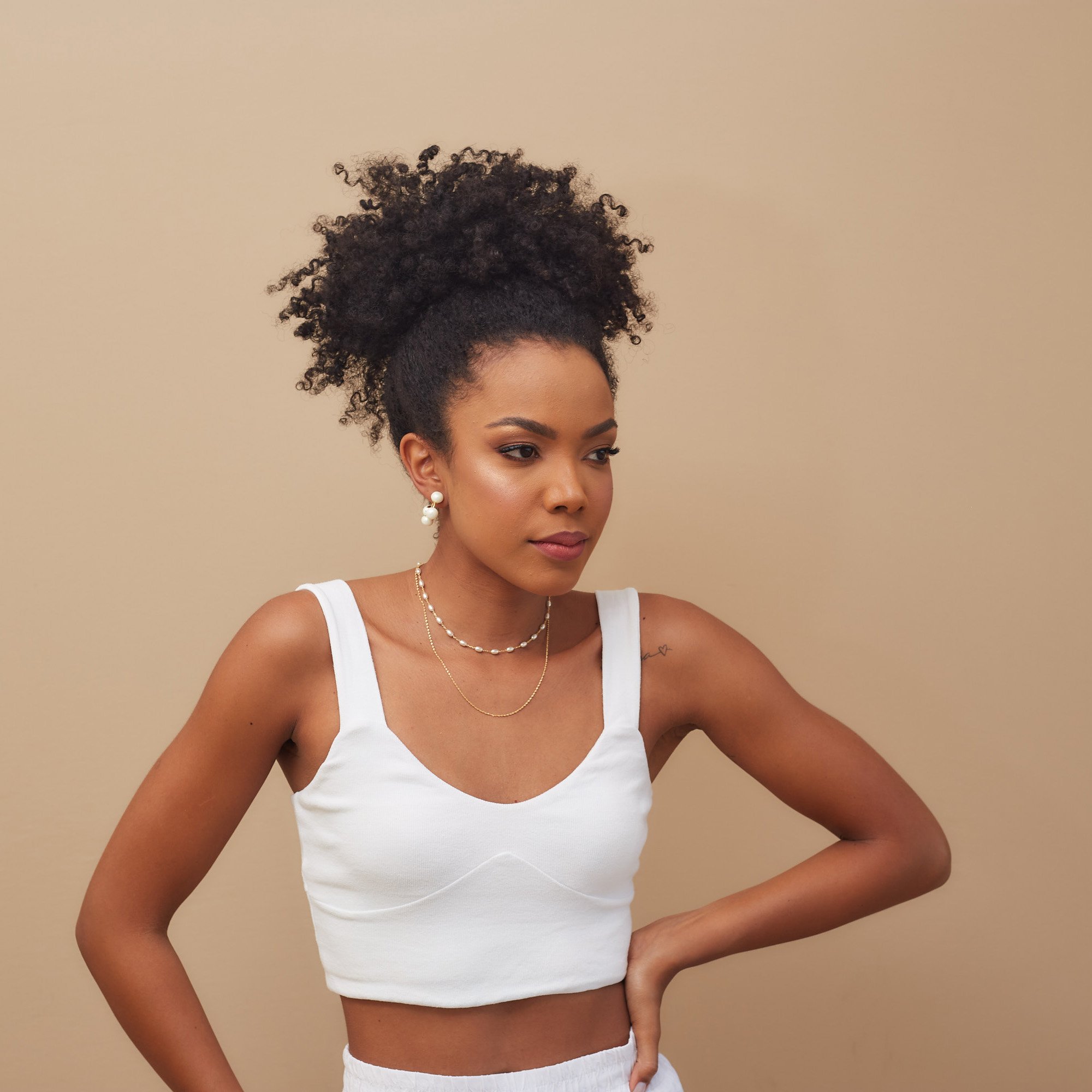 ARGOLAS MAORI PÉROLA SHELL 10MM FORMATO PÃO BANHO OURO