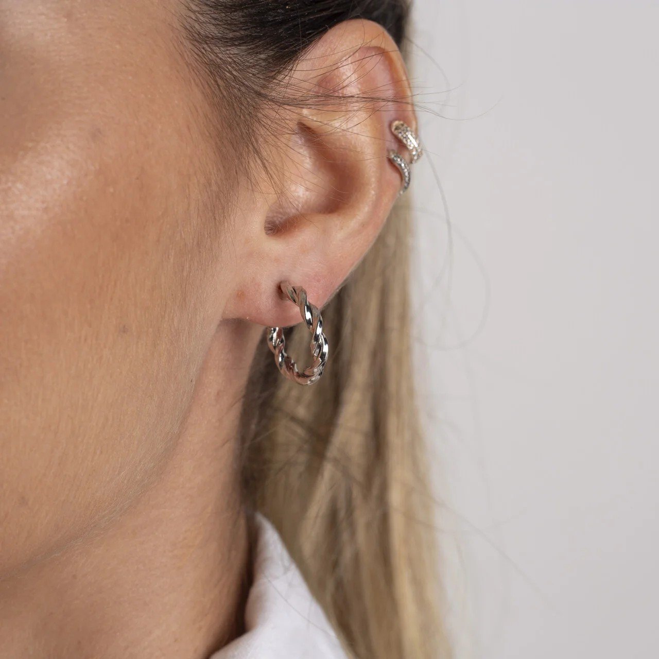 ARGOLAS MINI TRANÇADAS BANHO RÓDIO BRANCO