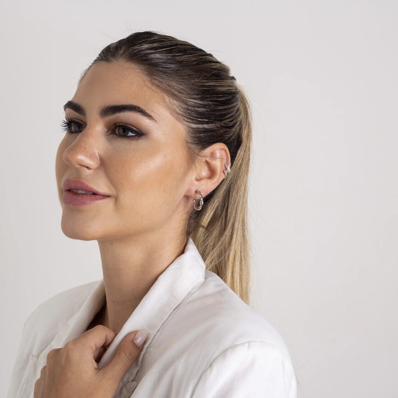 ARGOLAS MINI TRANÇADAS BANHO RÓDIO BRANCO