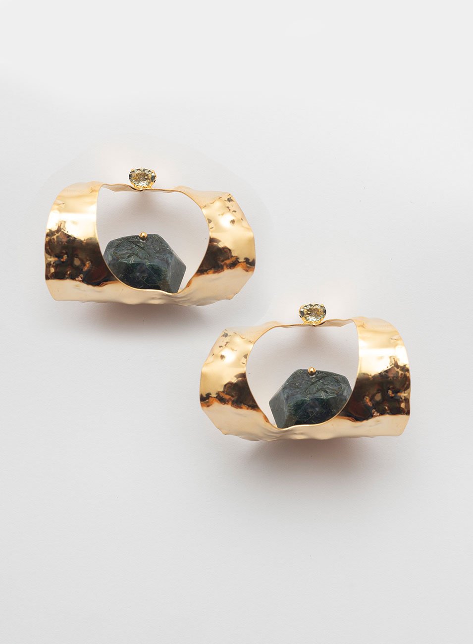 ARGOLAS PEDRA JADE MARTELADO BANHO OURO