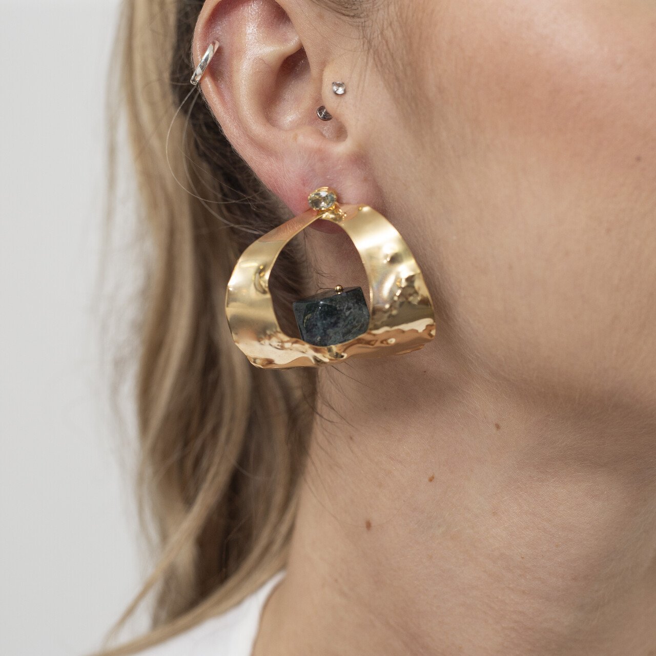 ARGOLAS PEDRA JADE MARTELADO BANHO OURO