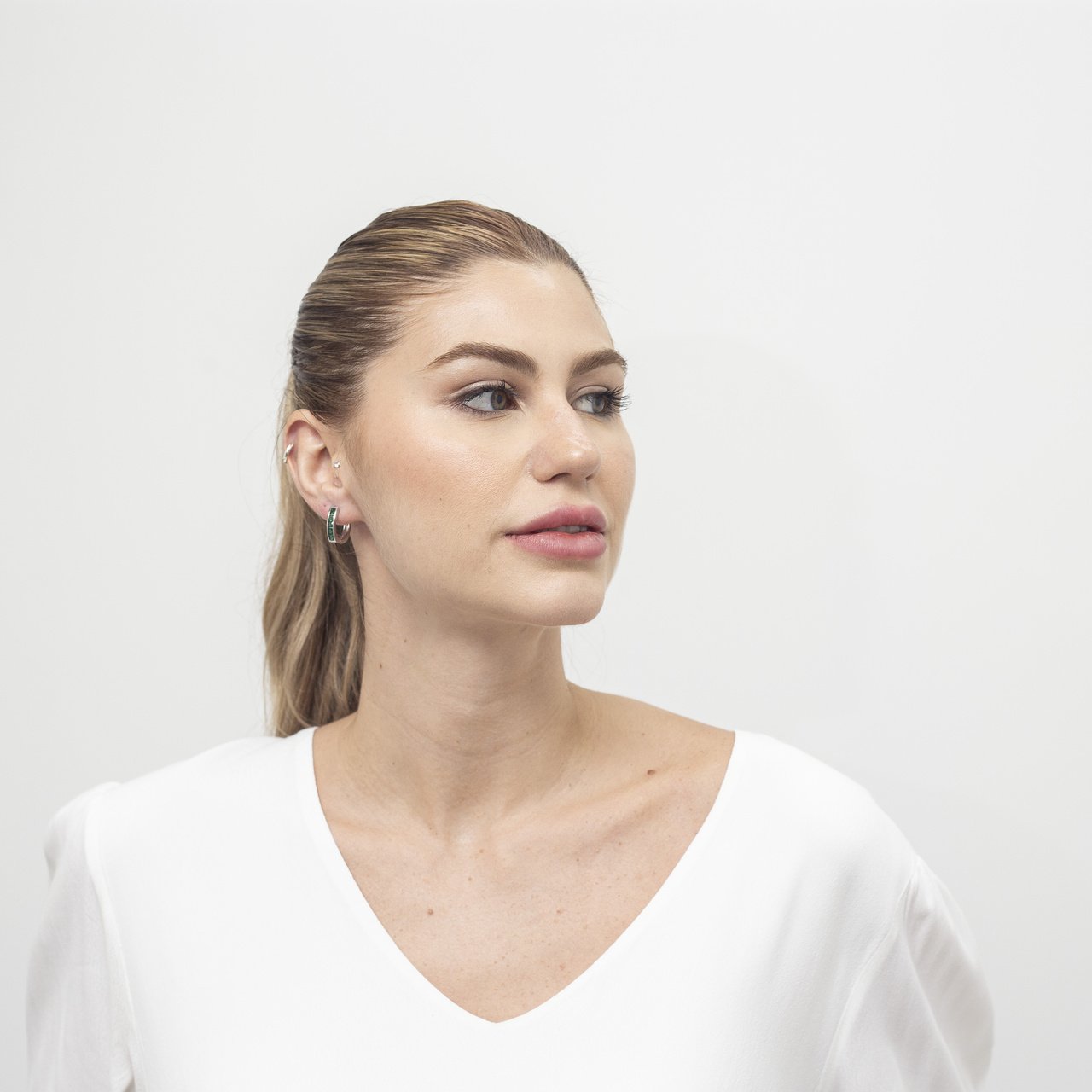 ARGOLAS SERENA ESMERALDA COM BANHO RÓDIO BRANCO