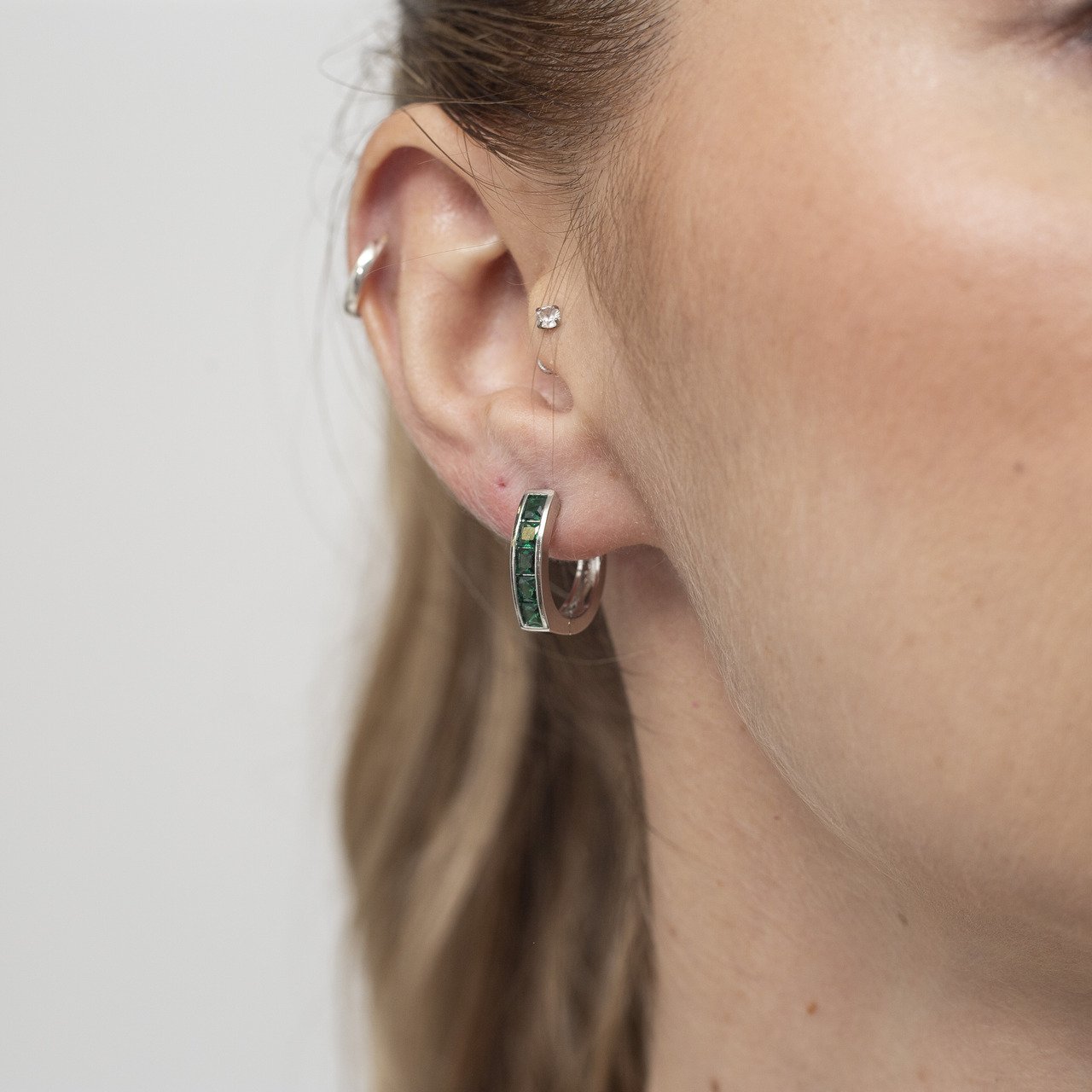 ARGOLAS SERENA ESMERALDA COM BANHO RÓDIO BRANCO