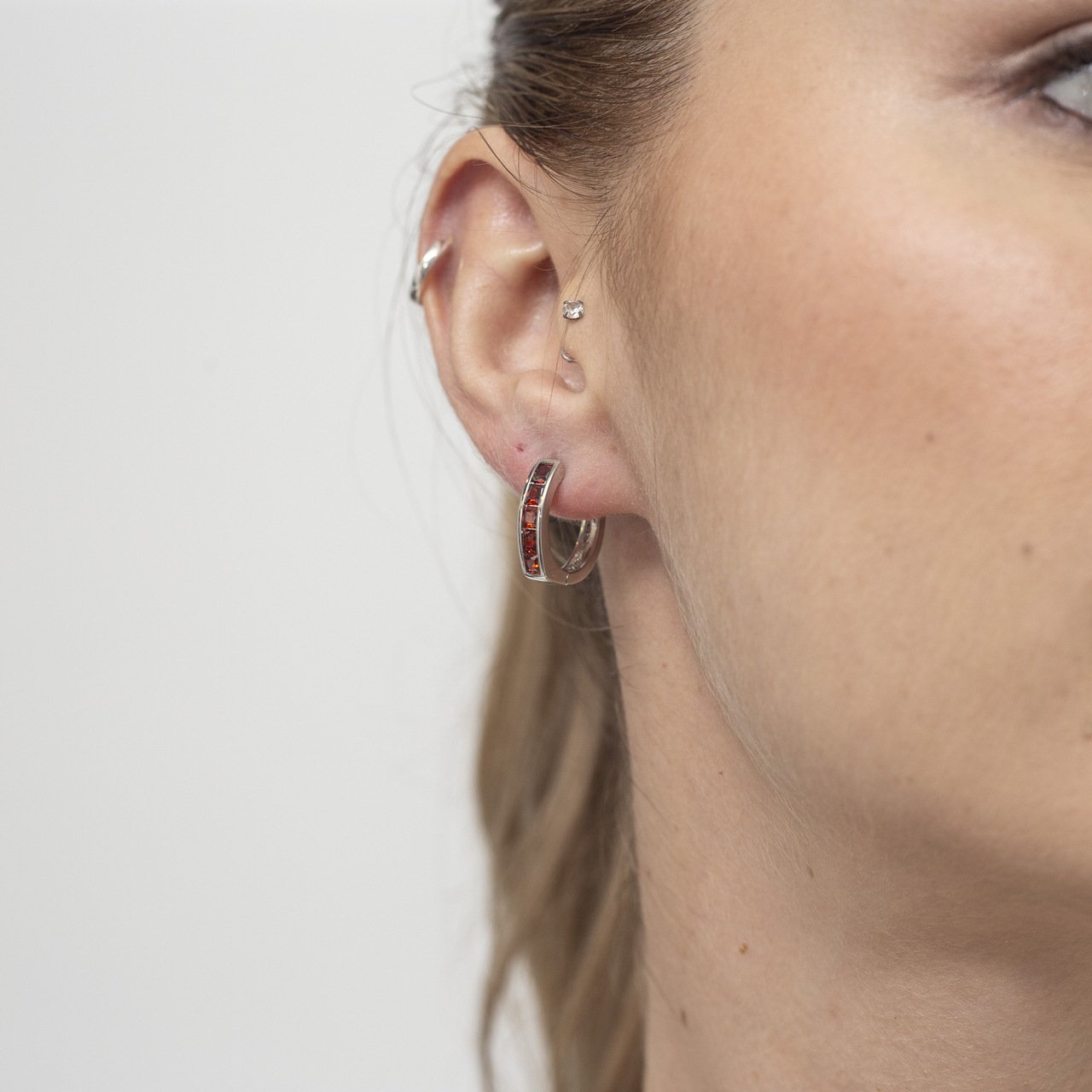 ARGOLAS SERENA VERMELHA COM BANHO RÓDIO BRANCO