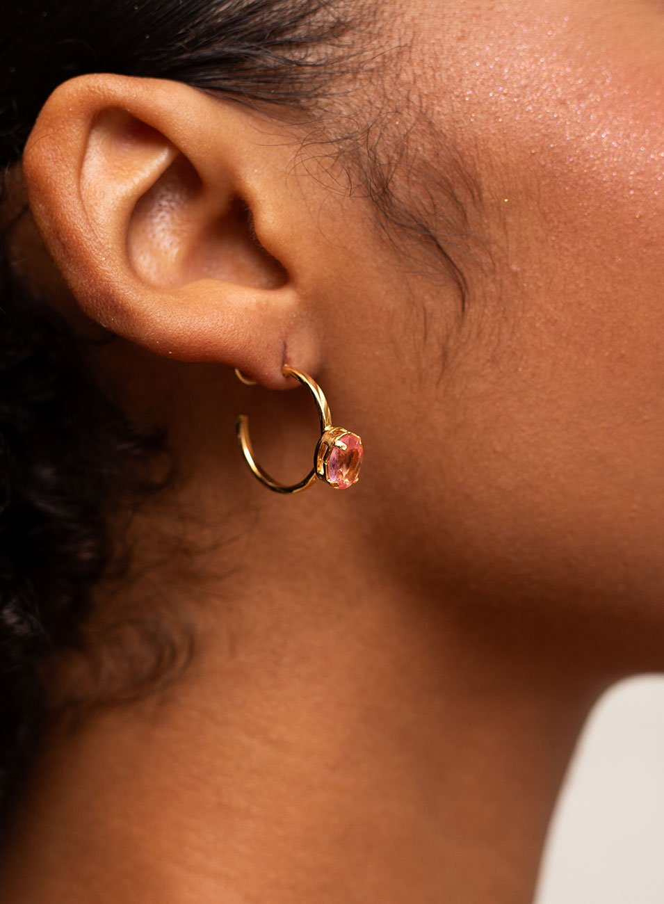 ARGOLAS SOLITÁRIAS NINA CRISTAL OVAL SAFIRA ROSA BANHO OURO