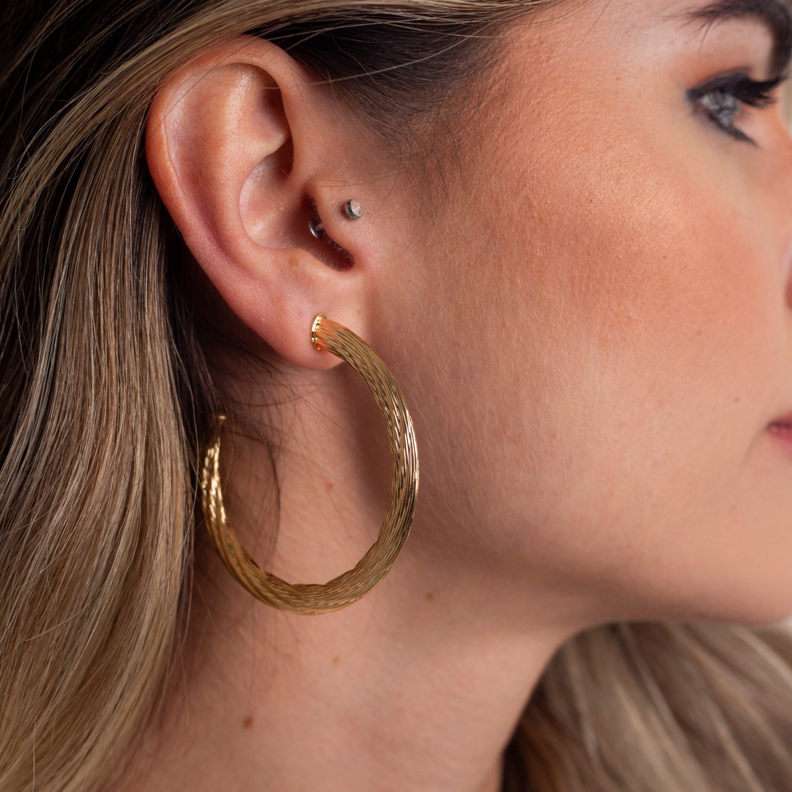 ARGOLAS TORCIDAS FINAS BANHO OURO