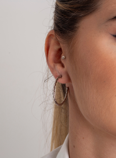 ARGOLAS TRANÇADAS TAMANHO M BANHO RÓDIO BRANCO