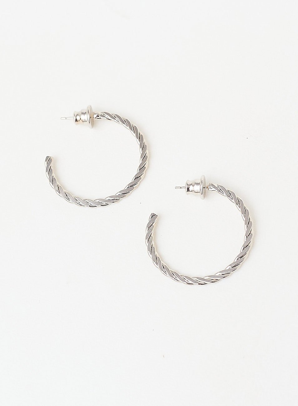 ARGOLAS TRANÇADAS TAMANHO M BANHO RÓDIO BRANCO