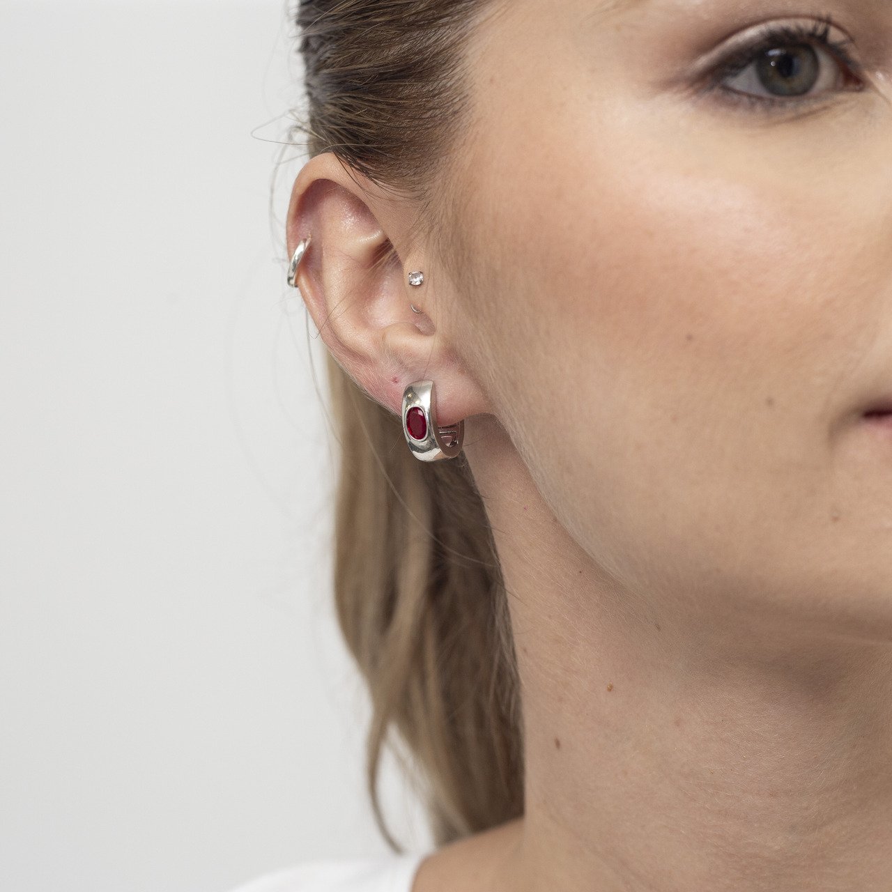 ARGOLINHAS IRIS VERMELHO COM BANHO RÓDIO BRANCO