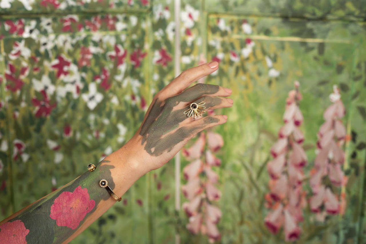 BRACELETE BELLIS CRISTAL CINZA E ZIRCONIAS BANHO OURO