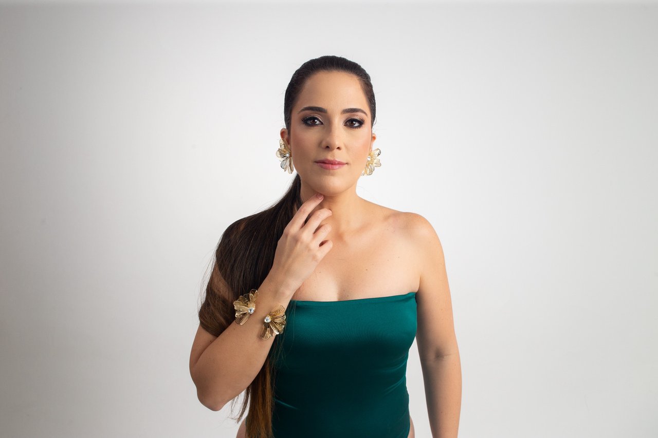 BRACELETE DAISY CRISTAL SWAROVSKI CINZA COM BANHO OURO