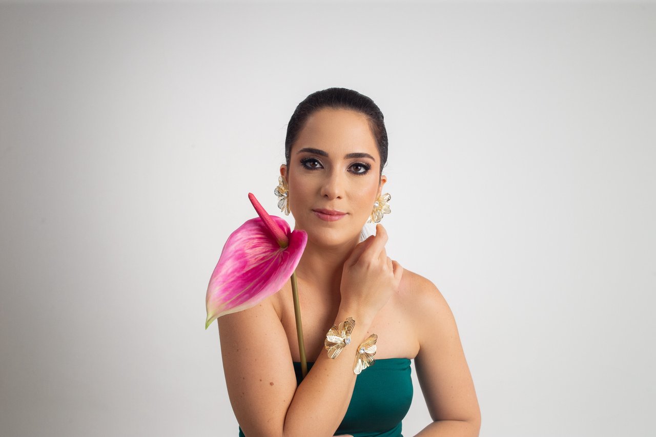 BRACELETE DAISY CRISTAL SWAROVSKI CINZA COM BANHO OURO