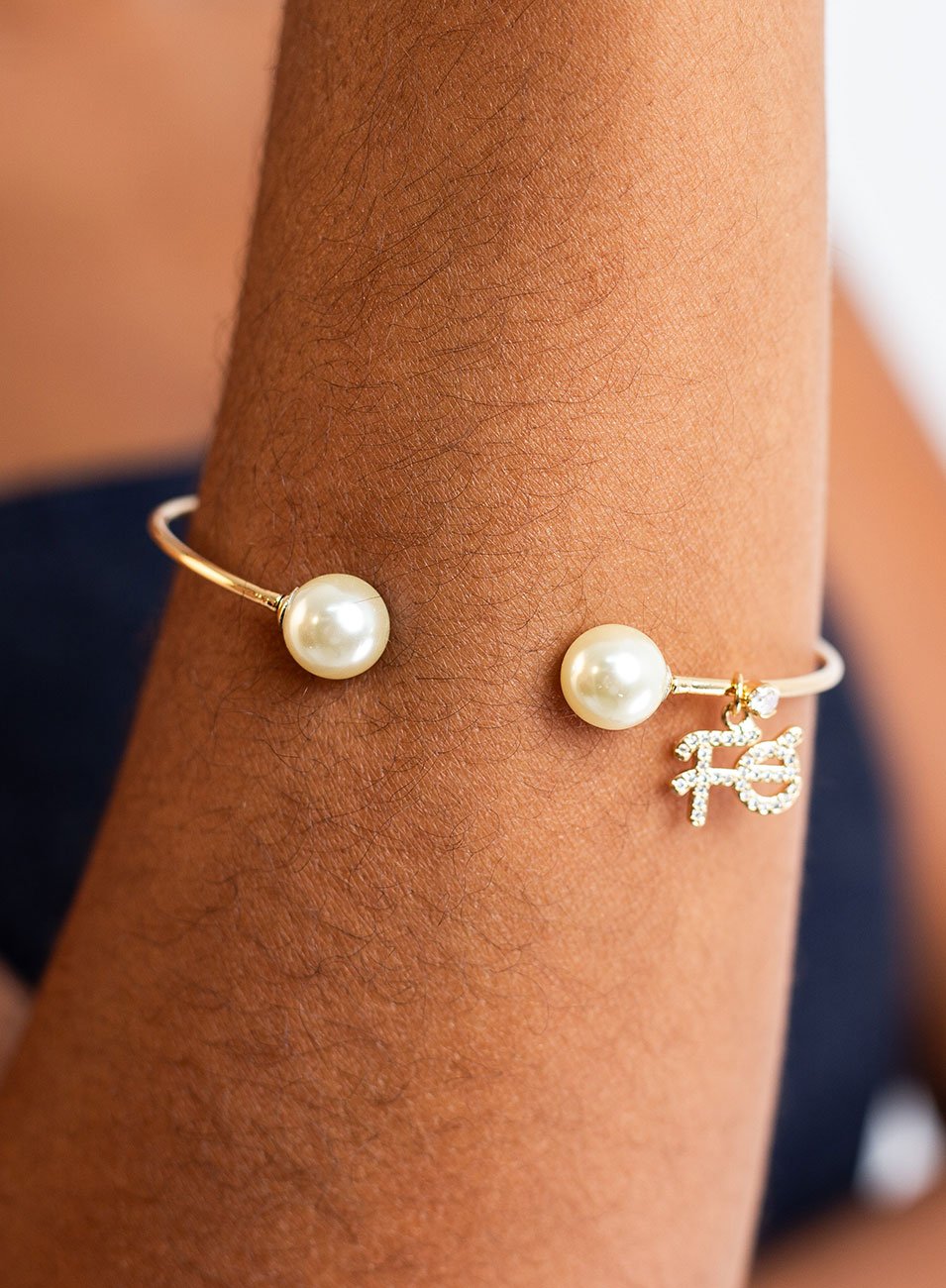 BRACELETE DUE PÉROLAS E PINGENTE FÉ BANHO OURO