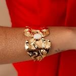 BRACELETE GINA PLACA MARTELADA RESINA BRANCA BANHO OURO